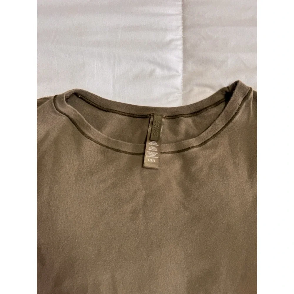 SKIMS Cotton Jersey Short Sleeve T-Shirt In Brown Size Large EUC Soft - Picture 4 of 8
